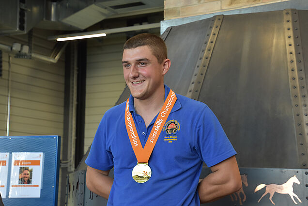 Daniel Oetiker aus Siggenthal Station AG darf sich über die Goldmedaille an den SwissSkills Championships 2020 der Hufschmiede freuen.