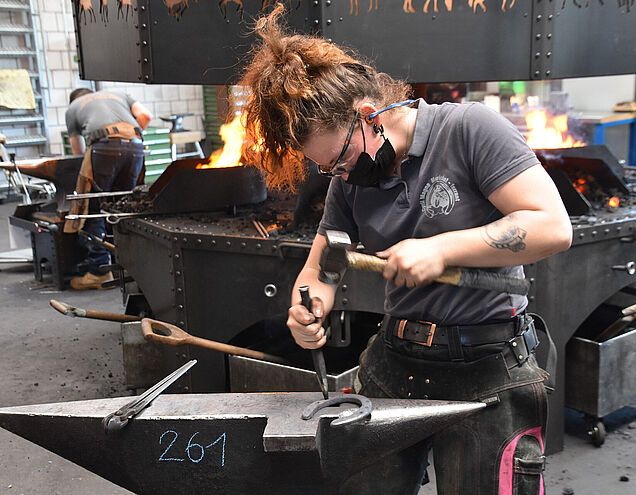 Anouk Millasson à l’œuvre dans la forge du Centre de formation d’Aarberg.